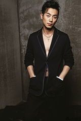 组图：朱亚文最新时尚写真曝光 硬汉变身雅痞