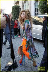 组图：gaga豪迈敞胸半遮垂乳