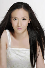 组图：田野戏里野蛮不讲理 戏外恬静娇俏