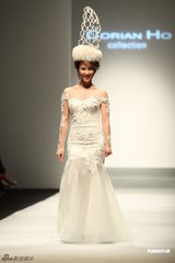 组图：李玟再穿婚纱走秀获献吻 王后造型压轴出场