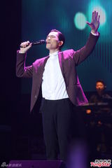 组图：萧敬腾上海开唱雨神未发威 被何韵诗调侃