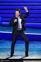 幻灯：世博会音乐盛典群星璀璨  张韶涵舞台失足