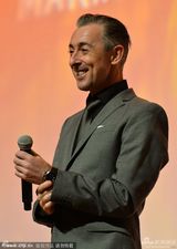 组图：阿德里安亮相晚宴 斯万克蕾丝礼服惊艳