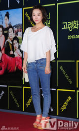 组图：宋茜允儿捧场韩片《高龄化家族》VIP试映