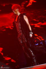 组图：信北京个唱火力全开 秀胸肌被男嘉宾吻手