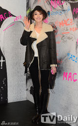 组图：李准等亮相活动 刘仁娜紧身皮裙露美腿