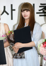 高清图：组合miss A任宣传大使 甜美装扮亲和亮相