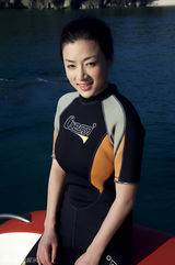 高清图：何彦霓拍摄泳装潜水写真 展完美身材