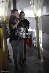 组图：杨幂亮相快男彩排 被霆锋调戏坐大腿