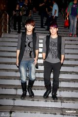 幻灯图：陈奕迅出席周杰伦小巨蛋个唱搞怪互动