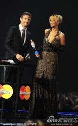 组图：蕾哈娜获全英国际最佳女歌手 破烂大T秀美腿