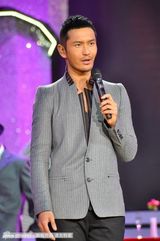 组图：海派春晚录制 黄晓明为“修鞋老爷爷”穿鞋