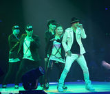 组图：蔡依林爆乳装性感捞金 紧身皮裤秀美腿