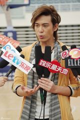 组图：陈楚河现身大学校园 和粉丝篮球赛