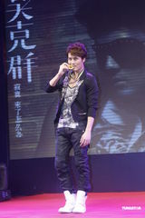 组图：吴克群阿娇(钟欣桐)不惧绯闻甜蜜牵手