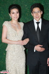 组图：晶刚香港婚宴 郭晶晶坠钻礼服挽霍启刚亮相