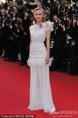 组图：戴安克鲁格戛纳走秀和男友恩爱