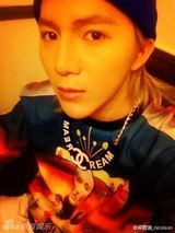 组图：好声音视觉美男梁君诺私照 网曝整容传言