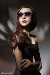 幻灯图：范冰冰代言太阳眼镜 波浪卷发显慵懒气质