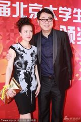 组图：何晴短裙优雅亮相 高亚麟笑容满面