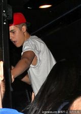 组图：贾斯汀-比伯机场接女友上车忙亲热