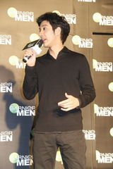 幻灯：王力宏上海出席代言活动 和粉丝分享护肤心得