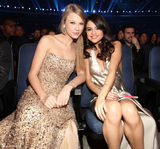 组图：比伯赛琳娜红毯深情对视 破不和传闻