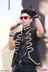 组图：吴建豪亮相签唱会 墨镜耍酷现场热舞