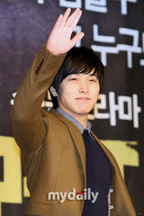 组图：SJ晟敏宣传《President》 王智慧大红裙抢镜