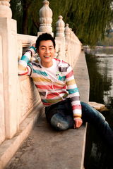 组图：赵楚仑新写真演绎清新范