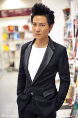 组图：丁子峻时尚街拍曝光尽显学院范儿