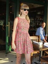 组图：斯威夫特大露背碎花裙出街 秀修长美腿