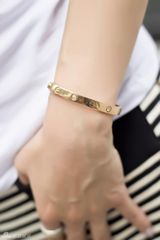 组图：樊蕊街拍 条纹连衣裙搭蓝色帽子