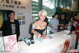 组图：Vivian罗彩玲现身书展签名会 大秀事业线