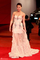 组图：杜琪峰《夺命金》首映 胡杏儿长裙华丽