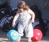 组图：贝嫂与女儿母女装抢镜 小七穿黑色斗篷卖萌