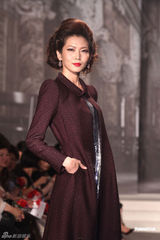 组图：林志玲透视装现身妩媚性感 看众名模走秀