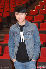 组图：金曲榜颁奖星光黯淡 张敬轩献主持处女秀