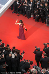 幻灯图集：萨尔玛-海耶克携老公大秀甜蜜蜜