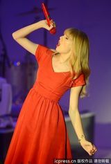 组图：泰勒-斯威夫特红装伦敦开唱 抱红吉他high翻天