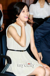 幻灯图：韩孝珠金妍儿出席G20首尔峰会任命仪式