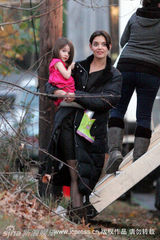 幻灯：苏瑞探班妈妈新戏 遇狗仔秀红短袖裙抢镜