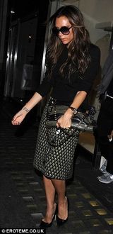 组图：维多利亚伦敦逛街扫货 戴墨镜遮黑眼圈