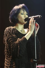 组图：杨乃文开唱紧张过头 新歌频忘词羞抱歉