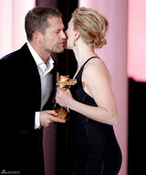 高清图：斯嘉丽-约翰逊黑色礼服亮相金摄影机奖