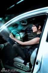 幻灯图：孔琳汽车大片曝光 黑白配尽显贵族气质