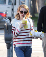 高清图：艾玛-罗伯兹街拍LOOK条纹毛衣搭牛仔裤