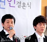 组图：韩名导宣布与同性恋人举行婚礼现场热吻