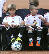 组图：贝克汉姆夫妇带儿子踢足球 场面温馨