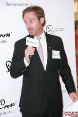 组图：袁彩云将产女 方中信愿尽好爸爸责任